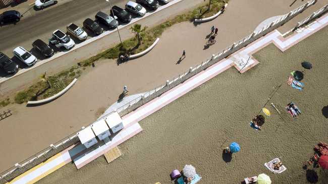 Passerelle colorée de Lido di Ostia. Carreaux de grand format pour une mobilité libre