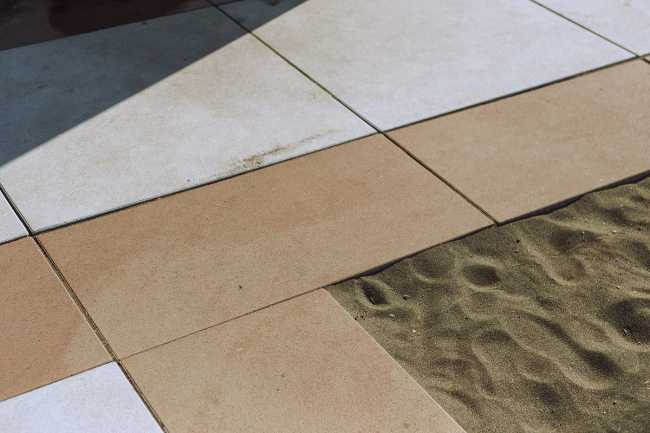 Passerelle colorée de Lido di Ostia. Carreaux de grand format pour une mobilité libre