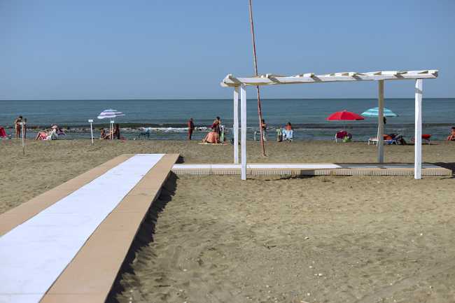 Passerelle colorée de Lido di Ostia. Carreaux de grand format pour une mobilité libre