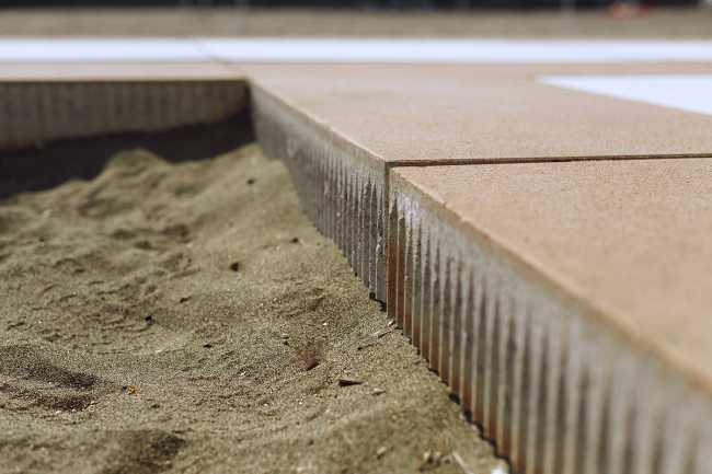 Passerelle colorée de Lido di Ostia. Carreaux de grand format pour une mobilité libre
