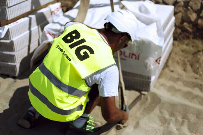 Passerelle colorée de Lido di Ostia. Carreaux de grand format pour une mobilité libre