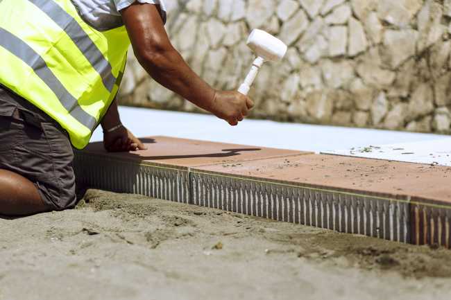 Passerelle colorée de Lido di Ostia. Carreaux de grand format pour une mobilité libre