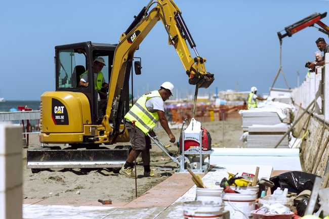 Passerelle colorée de Lido di Ostia. Carreaux de grand format pour une mobilité libre