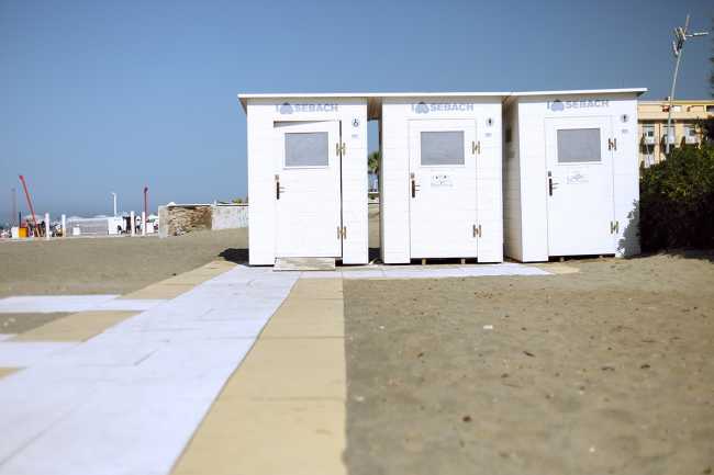 Passerelle colorée de Lido di Ostia. Carreaux de grand format pour une mobilité libre