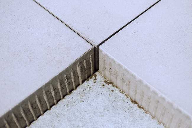 Passerelle colorée de Lido di Ostia. Carreaux de grand format pour une mobilité libre