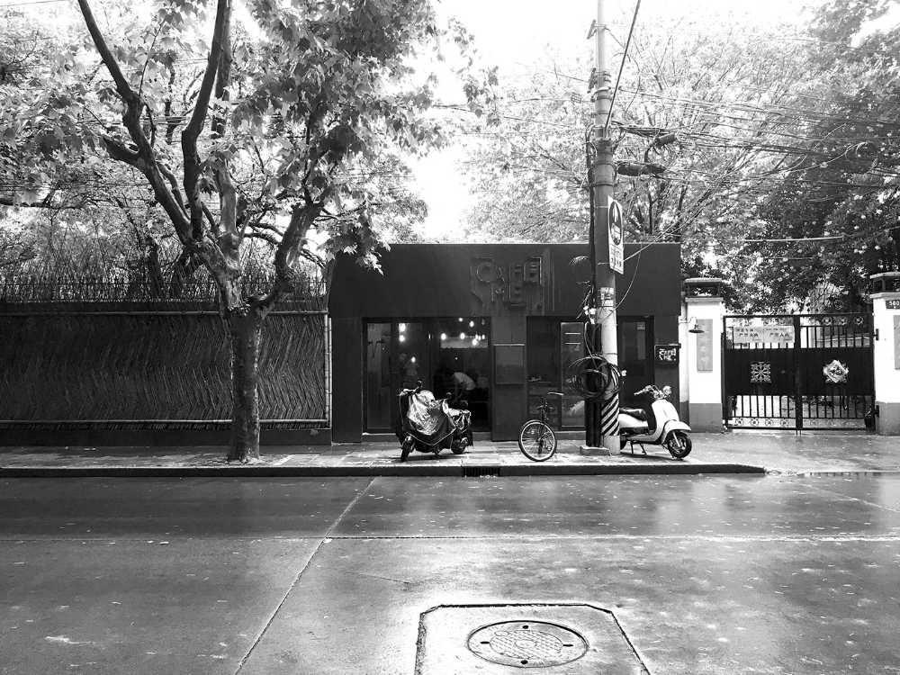 La luz y el ambiente transforman un antiguo garaje en el Voyage Coffee de Shanghái