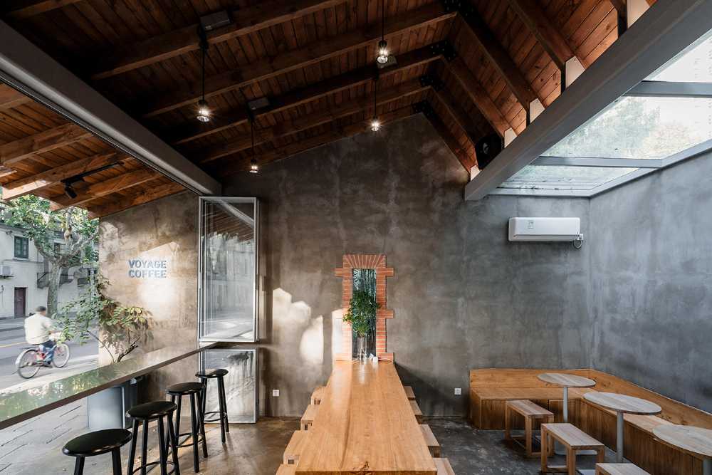 La luz y el ambiente transforman un antiguo garaje en el Voyage Coffee de Shanghái