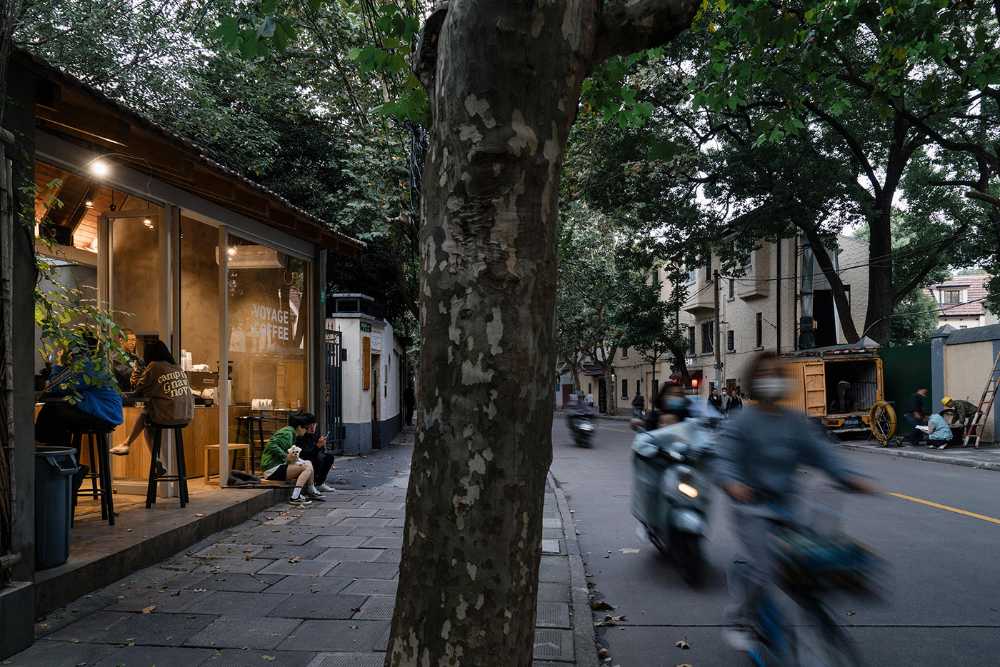 La luz y el ambiente transforman un antiguo garaje en el Voyage Coffee de Shanghái
