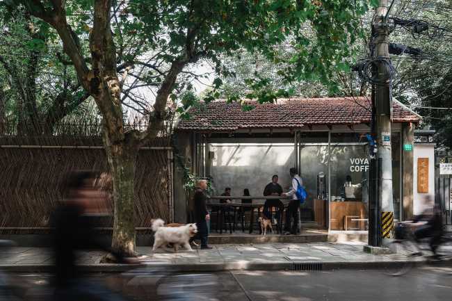 The daylight and the ambiance transform a former garage into Shanghai's Voyage Coffee
