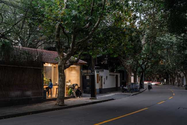 The daylight and the ambiance transform a former garage into Shanghai's Voyage Coffee