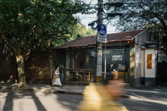 The daylight and the ambiance transform a former garage into Shanghai's Voyage Coffee