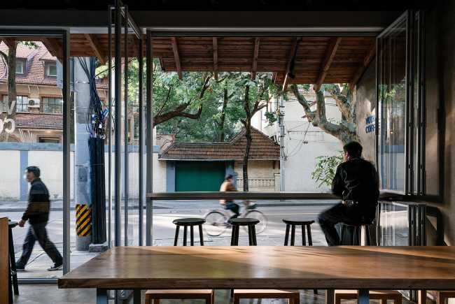 The daylight and the ambiance transform a former garage into Shanghai's Voyage Coffee