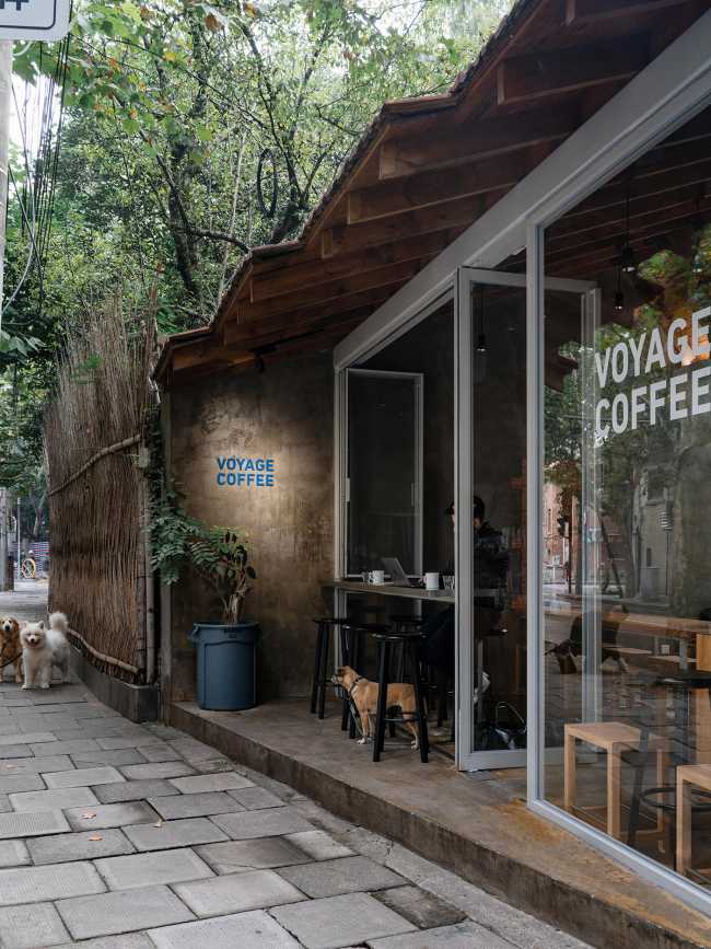 The daylight and the ambiance transform a former garage into Shanghai's Voyage Coffee