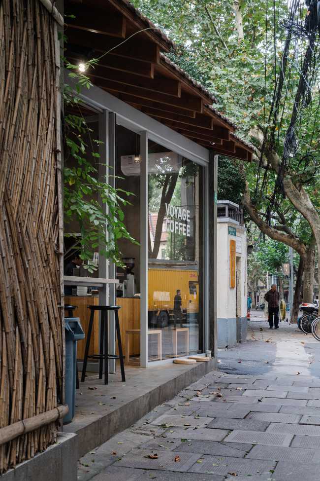 The daylight and the ambiance transform a former garage into Shanghai's Voyage Coffee