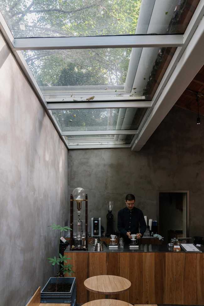 The daylight and the ambiance transform a former garage into Shanghai's Voyage Coffee