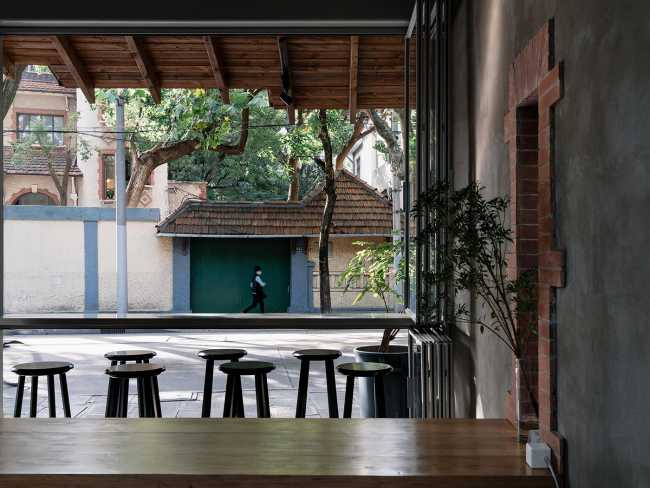 The daylight and the ambiance transform a former garage into Shanghai's Voyage Coffee