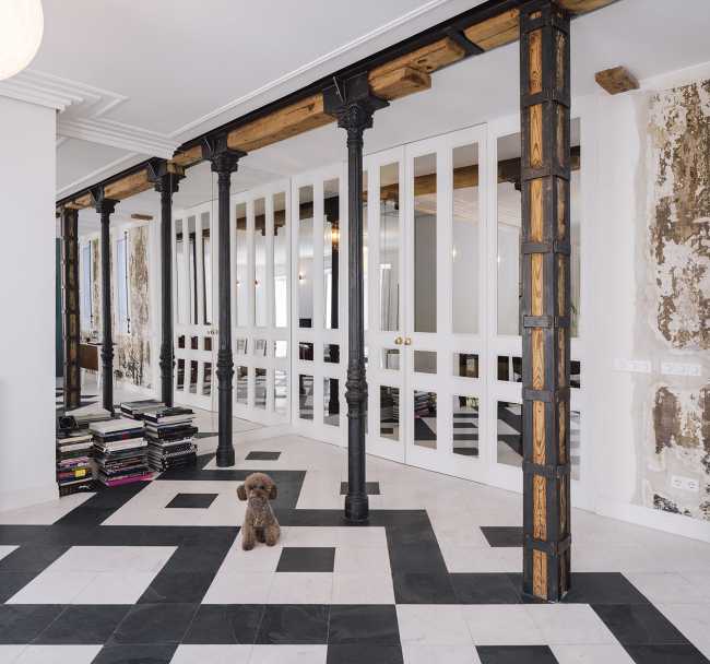 Una casa narra la vida de un trotamundos: entre el encanto histórico y el nuevo diseño, la Casa M.R. en el corazón de Madrid.