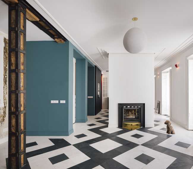 Una casa narra la vida de un trotamundos: entre el encanto histórico y el nuevo diseño, la Casa M.R. en el corazón de Madrid.