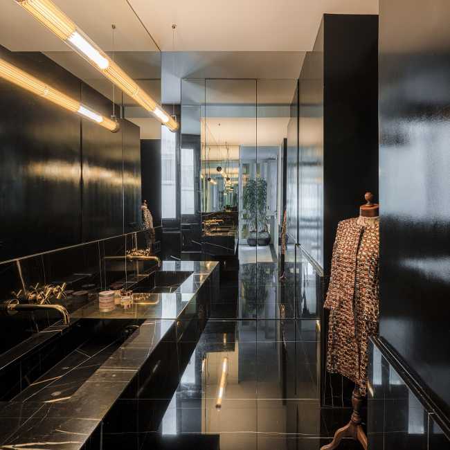 Una casa narra la vida de un trotamundos: entre el encanto histórico y el nuevo diseño, la Casa M.R. en el corazón de Madrid.