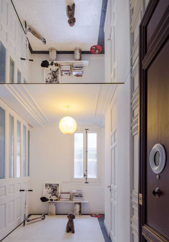 Una casa narra la vida de un trotamundos: entre el encanto histórico y el nuevo diseño, la Casa M.R. en el corazón de Madrid.