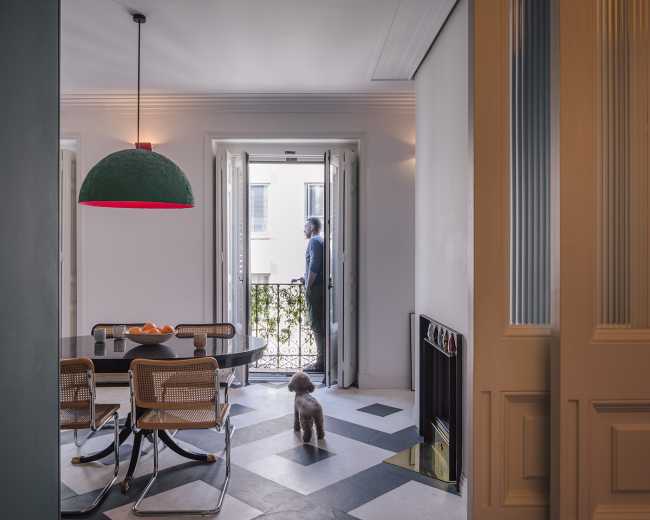 Una casa narra la vida de un trotamundos: entre el encanto histórico y el nuevo diseño, la Casa M.R. en el corazón de Madrid.