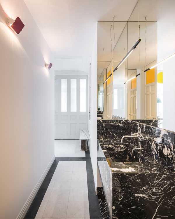 Una casa narra la vida de un trotamundos: entre el encanto histórico y el nuevo diseño, la Casa M.R. en el corazón de Madrid.