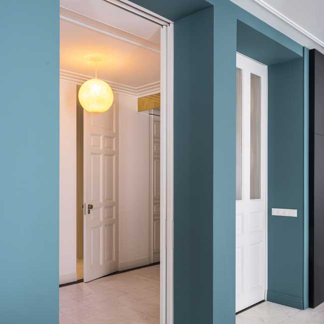 Una casa narra la vida de un trotamundos: entre el encanto histórico y el nuevo diseño, la Casa M.R. en el corazón de Madrid.