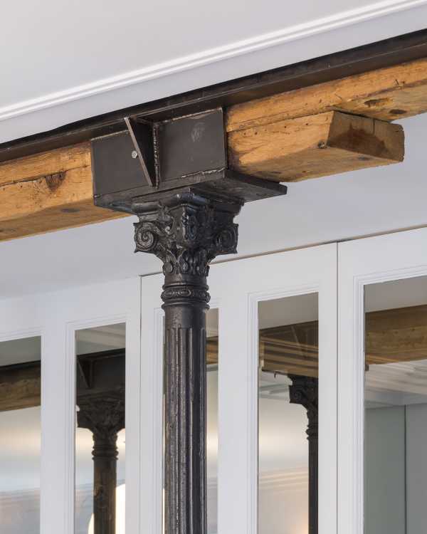 Una casa narra la vida de un trotamundos: entre el encanto histórico y el nuevo diseño, la Casa M.R. en el corazón de Madrid.