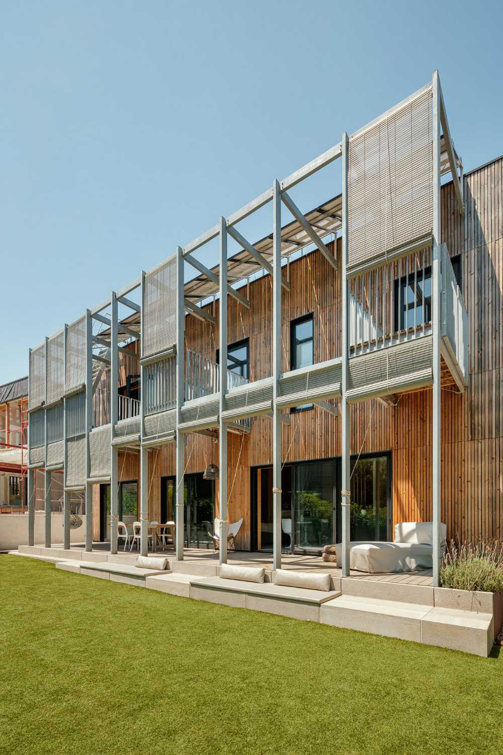 Energy autonomy and living comfort for the wood and steel BE House