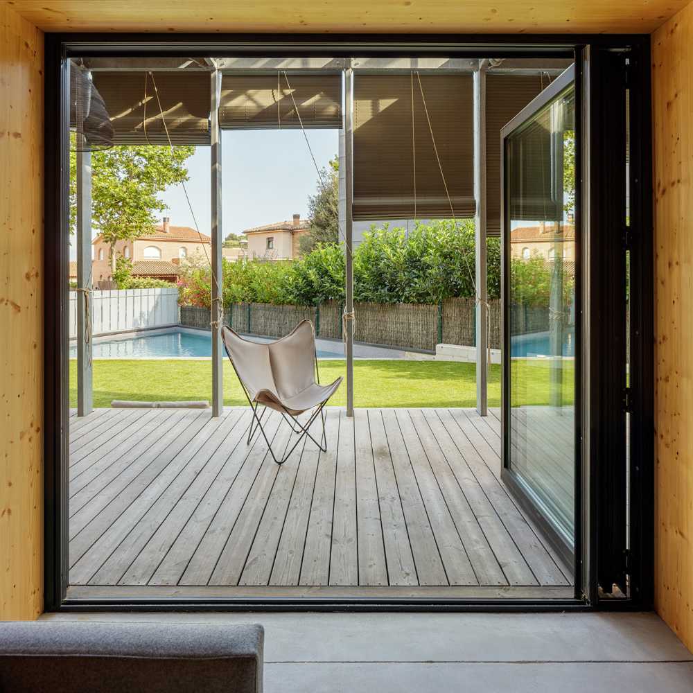 Energy autonomy and living comfort for the wood and steel BE House