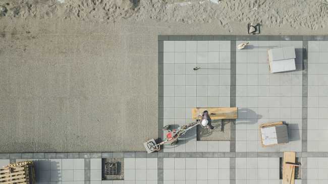 Piazza Europa di Villasanta. La nuova pavimentazione guida il processo di riqualificazione urbana