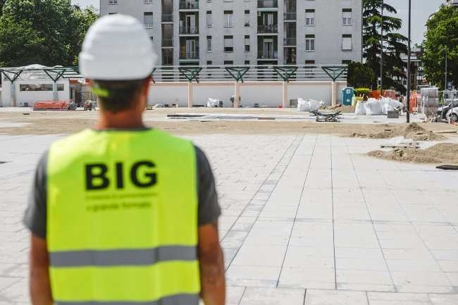 Piazza Europa di Villasanta. La nuova pavimentazione guida il processo di riqualificazione urbana