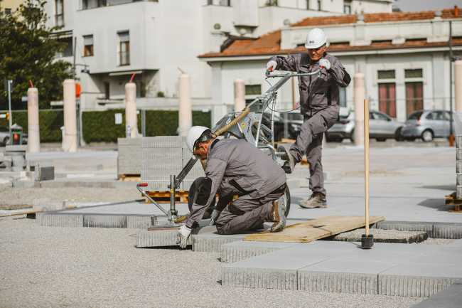 Piazza Europa di Villasanta. La nuova pavimentazione guida il processo di riqualificazione urbana
