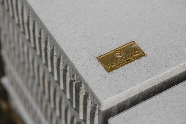 Piazza Europa di Villasanta. La nuova pavimentazione guida il processo di riqualificazione urbana