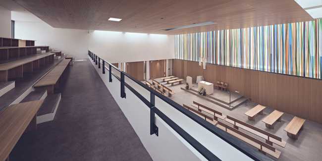 Simbolismo y abstracción atemporales evocados en la iglesia de San José