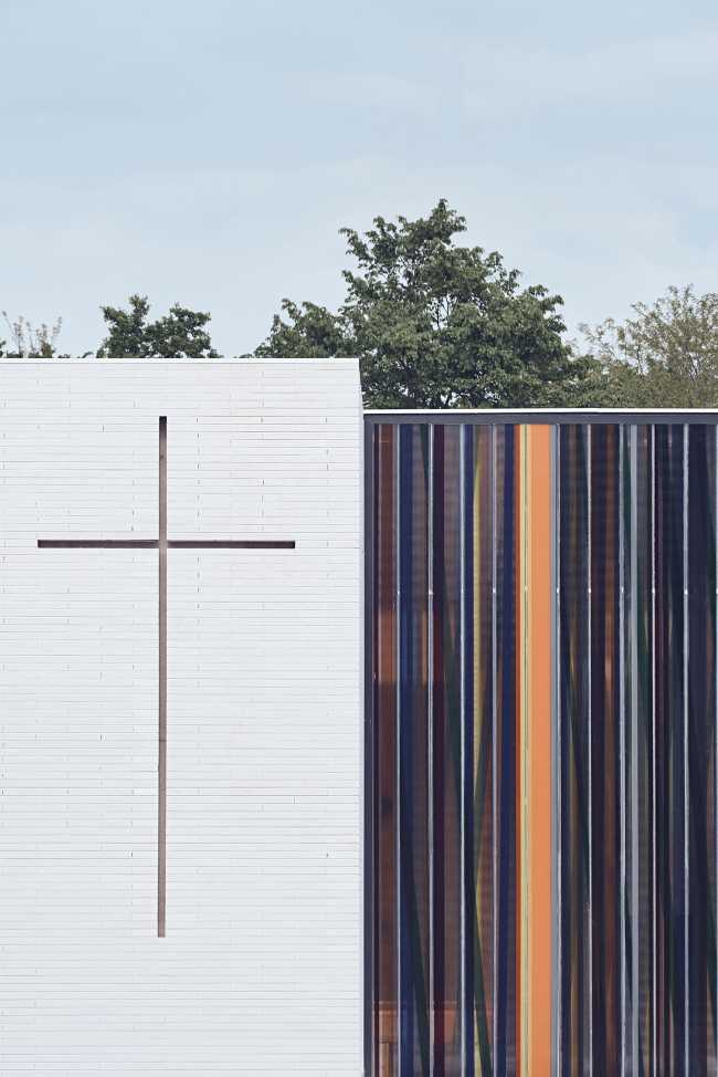 Simbolismo y abstracción atemporales evocados en la iglesia de San José