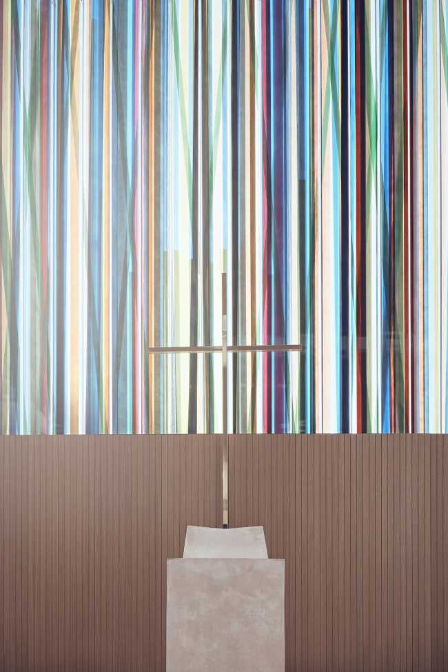 Simbolismo y abstracción atemporales evocados en la iglesia de San José