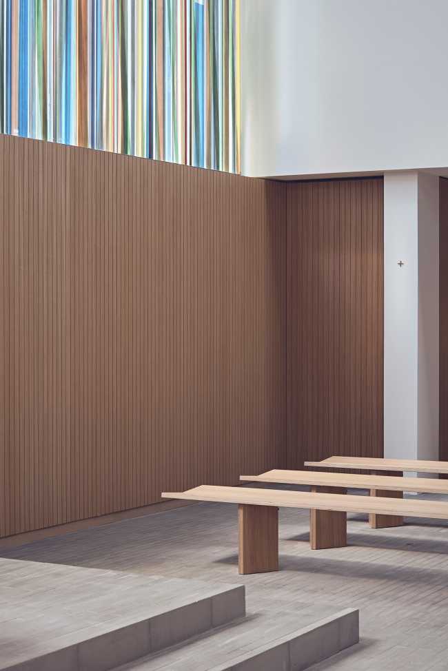 Simbolismo y abstracción atemporales evocados en la iglesia de San José