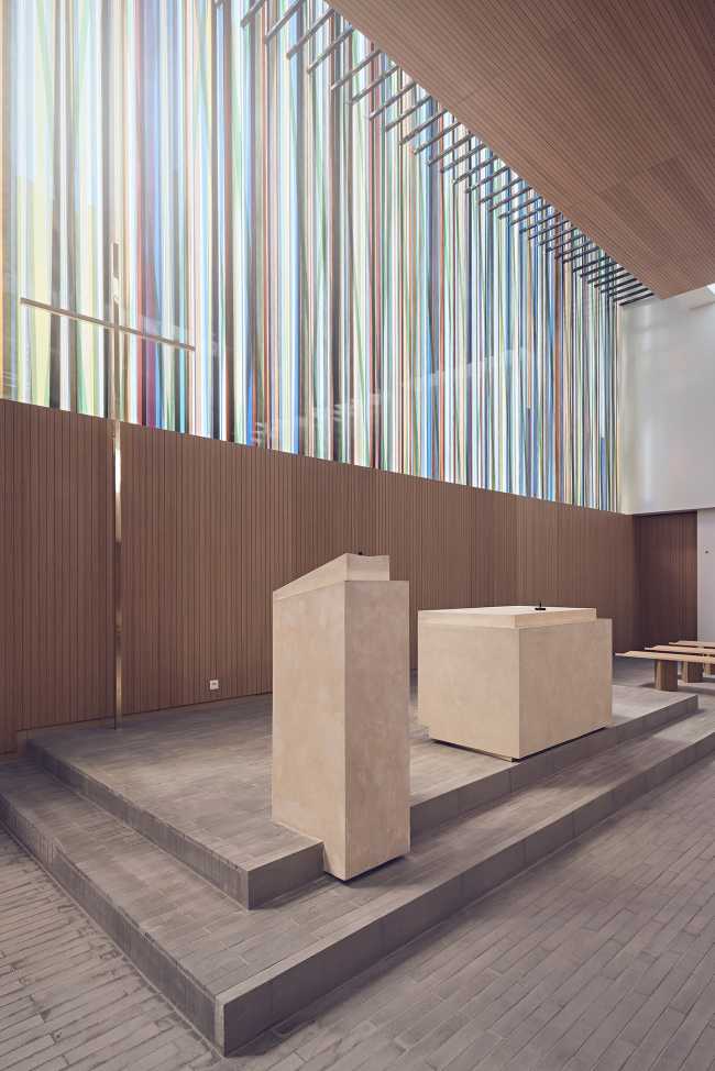 Simbolismo y abstracción atemporales evocados en la iglesia de San José