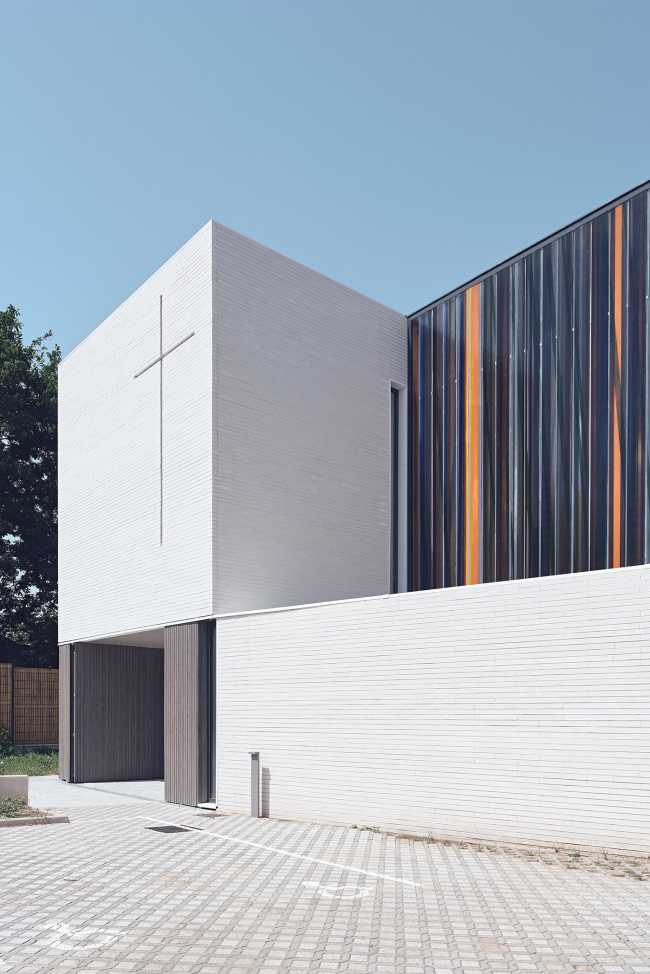 Simbolismo y abstracción atemporales evocados en la iglesia de San José