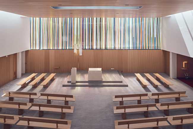 Simbolismo y abstracción atemporales evocados en la iglesia de San José