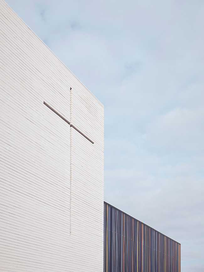Simbolismo y abstracción atemporales evocados en la iglesia de San José