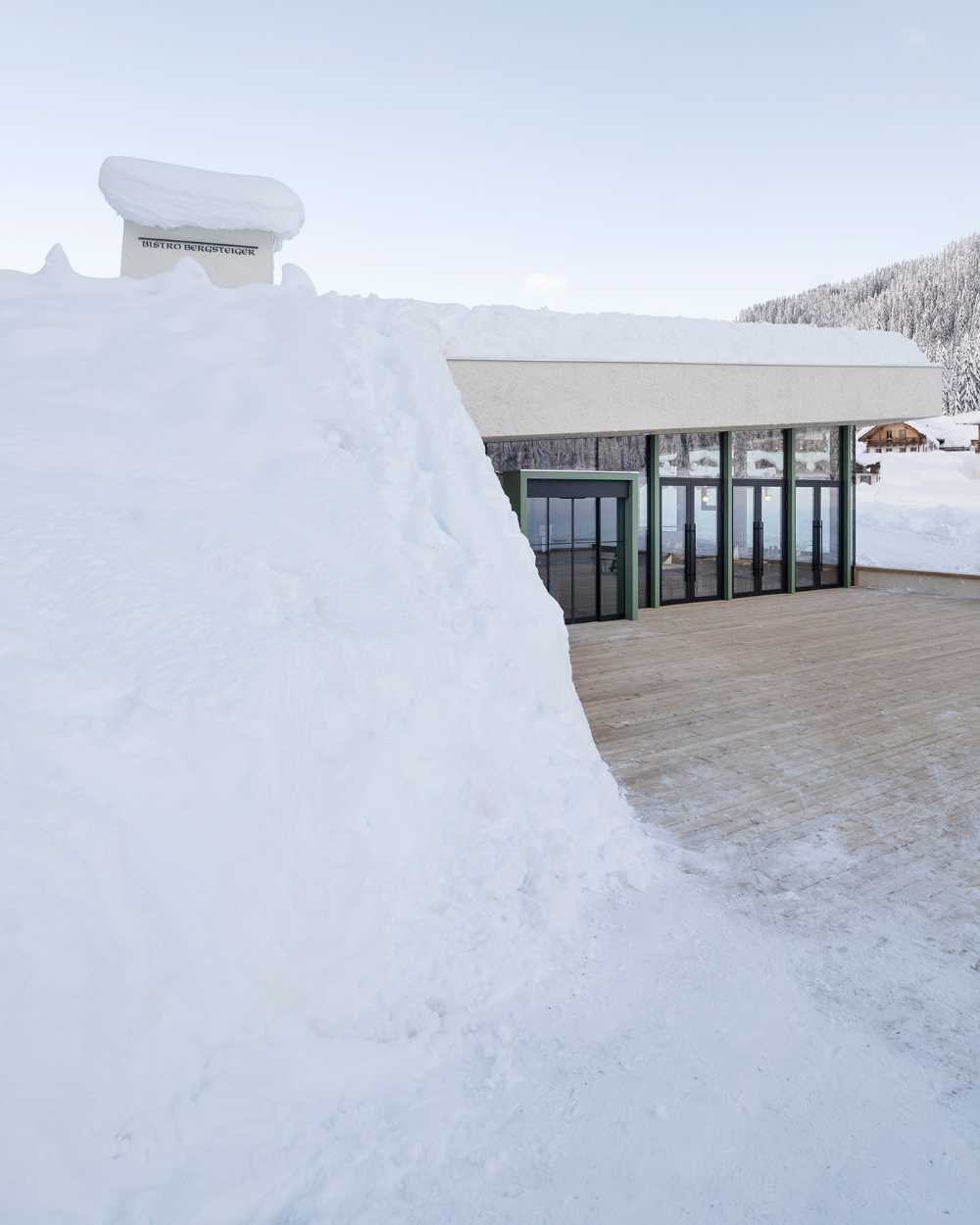 Bistro Bergsteiger e la sua composizione in equilibrio con il paesaggio