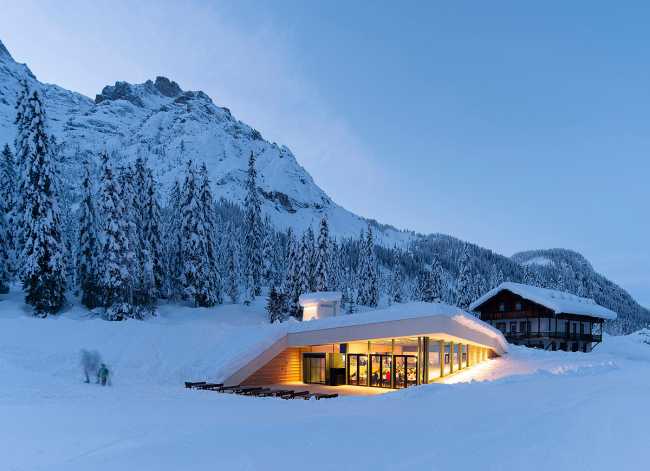 Bistro Bergsteiger y su composición en equilibrio con el paisaje