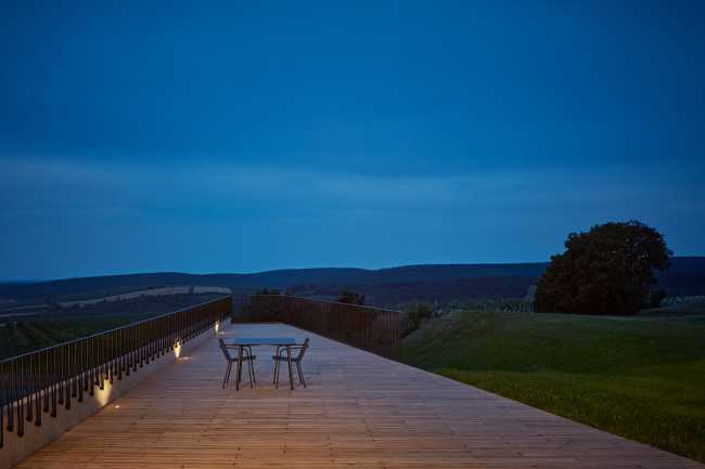 Wine Bar Reisten, the new wine bar with a view of the Carpathians