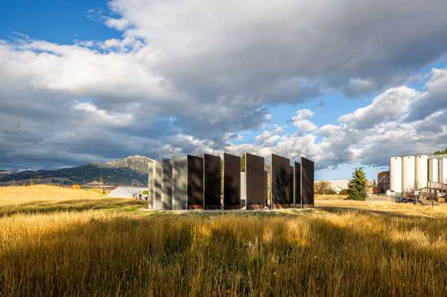 From the simplicity of the form to the depth of the art: Town Enclosure, a laminated wood installation