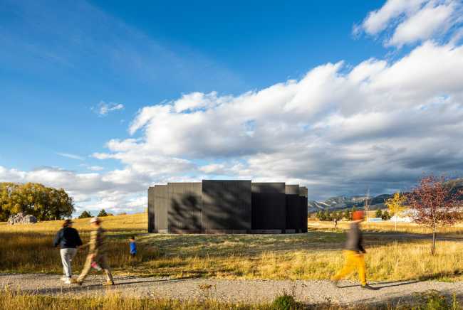 From the simplicity of the form to the depth of the art: Town Enclosure, a laminated wood installation