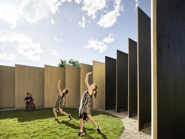 From the simplicity of the form to the depth of the art: Town Enclosure, a laminated wood installation