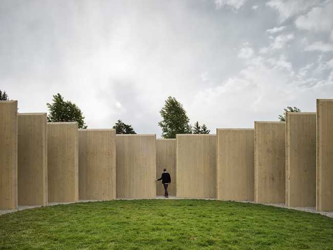 From the simplicity of the form to the depth of the art: Town Enclosure, a laminated wood installation