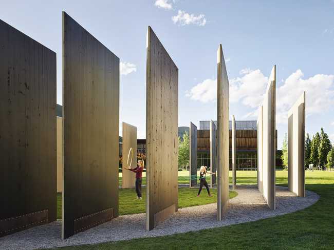 From the simplicity of the form to the depth of the art: Town Enclosure, a laminated wood installation